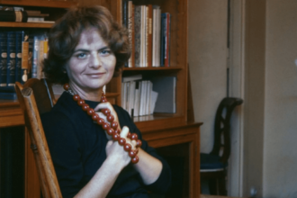 Elsa Morante nel suo studio