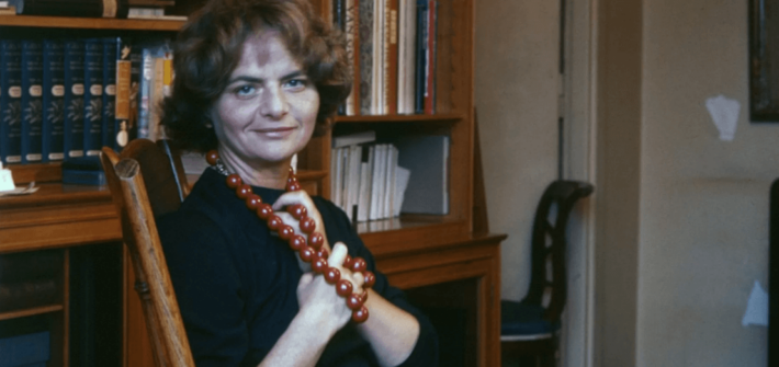 Elsa Morante nel suo studio